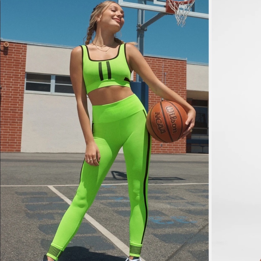 Fabletics SET workout outfit top and bottom. Maddie Ziegler collection